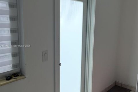 Condo in Miami Beach, Florida, 1 bedroom  № 2010282 - photo 15
