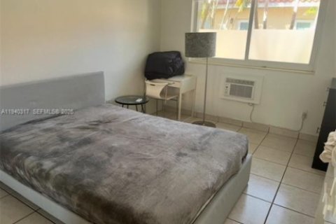 Condo in Miami Beach, Florida, 1 bedroom  № 2010282 - photo 3