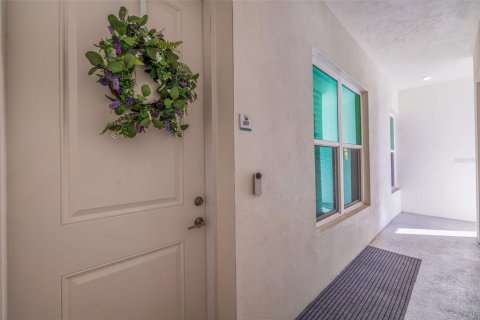 Снять в аренду кондоминиум в Мадейра - Бич, Флорида 4 комнаты, 160.44м2, № 1656897 - фото 2