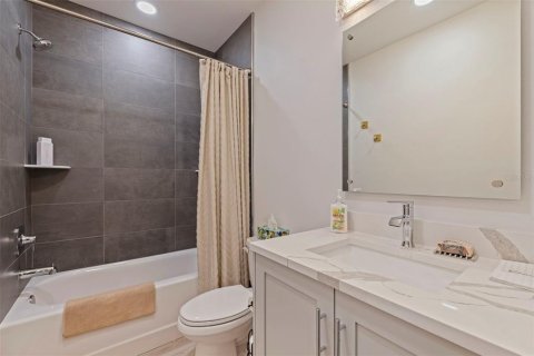 Снять в аренду кондоминиум в Мадейра - Бич, Флорида 4 комнаты, 160.44м2, № 1656897 - фото 27