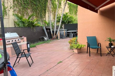 House in Hialeah, Florida 4 bedrooms, 197.32 sq.m. № 1820245 - photo 5
