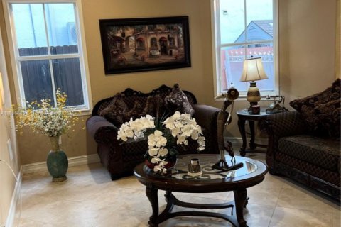 House in Hialeah, Florida 4 bedrooms, 197.32 sq.m. № 1820245 - photo 8