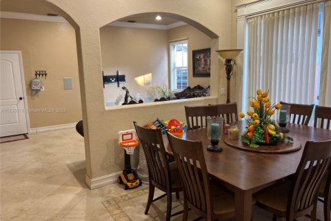 House in Hialeah, Florida 4 bedrooms, 197.32 sq.m. № 1820245 - photo 9