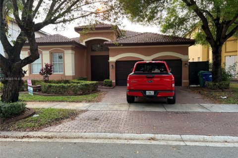 House in Hialeah, Florida 4 bedrooms, 197.32 sq.m. № 1820245 - photo 1