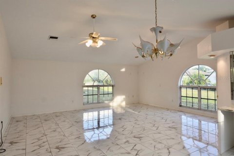 House in Punta Gorda, Florida 3 bedrooms, 273.41 sq.m. № 1677229 - photo 5