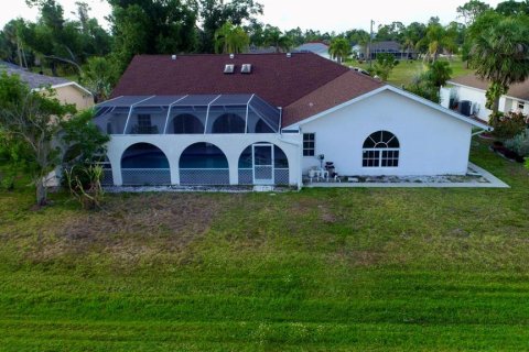 House in Punta Gorda, Florida 3 bedrooms, 273.41 sq.m. № 1677229 - photo 27