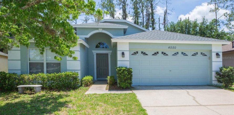House in Land O' Lakes, Florida 3 bedrooms, 137.12 sq.m. № 2206995