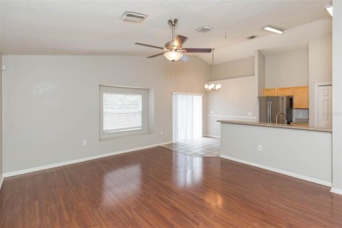 House in Land O' Lakes, Florida 3 bedrooms, 137.12 sq.m. № 2206995 - photo 5