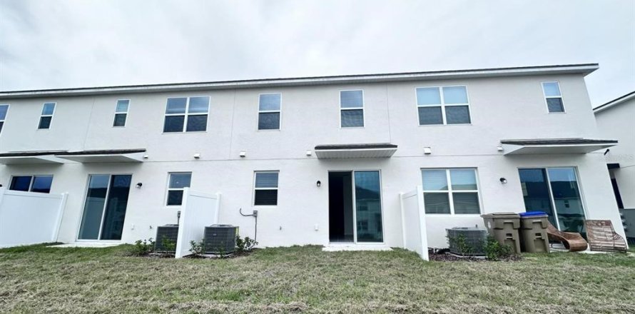 Adosado en Kissimmee, Florida 3 dormitorios, 136.85 m2 № 2228190