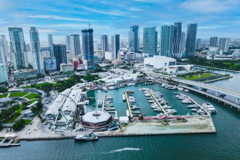 Condominio en alquiler en Miami, Florida, 3 dormitorios, 215.63 m2 № 921098 - foto 1