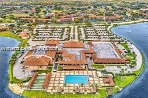 Снять в аренду кондоминиум в Пемброк-Пайнс, Флорида 2 спальни, 97.73м2, № 1972802 - фото 2