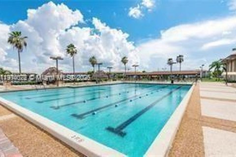 Снять в аренду кондоминиум в Пемброк-Пайнс, Флорида 2 спальни, 97.73м2, № 1972802 - фото 5