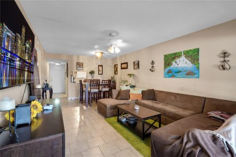 Condo in Plantation, Florida, 2 bedrooms  № 1701268 - photo 11