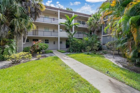 Condo in Plantation, Florida, 2 bedrooms  № 1701268 - photo 22