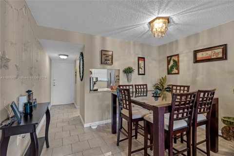 Condo in Plantation, Florida, 2 bedrooms  № 1701268 - photo 9