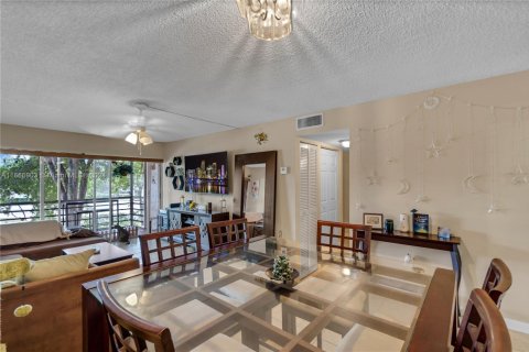 Condo in Plantation, Florida, 2 bedrooms  № 1701268 - photo 13