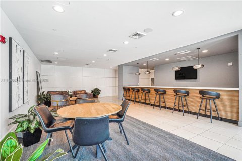 Condo in Miami, Florida, 1 bedroom  № 1242446 - photo 9