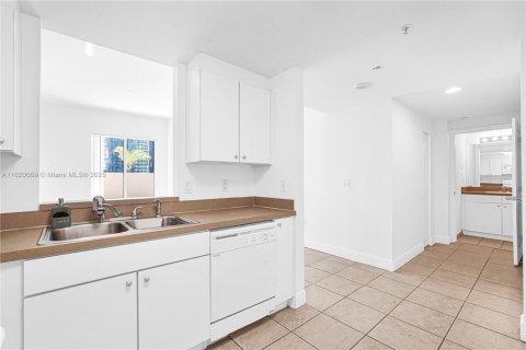Condo in Miami, Florida, 1 bedroom  № 1242446 - photo 15