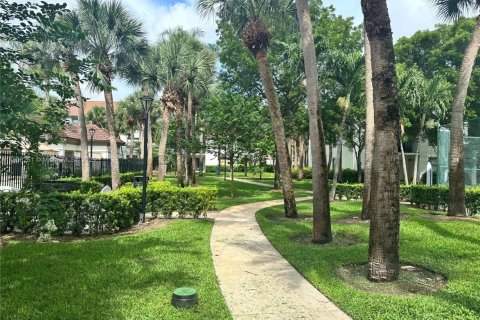 Condo in Hollywood, Florida, 2 bedrooms  № 1956896 - photo 9