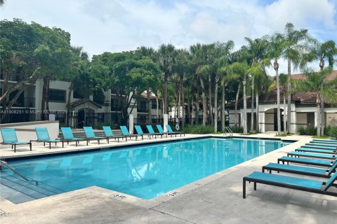Condo in Hollywood, Florida, 2 bedrooms  № 1956896 - photo 2