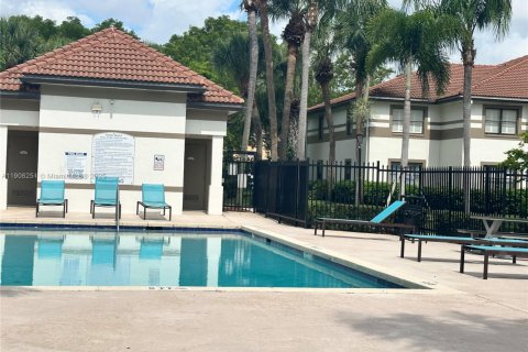 Condo in Hollywood, Florida, 2 bedrooms  № 1956896 - photo 17