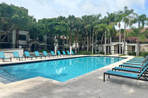 Condo in Hollywood, Florida, 2 bedrooms  № 1956896 - photo 3