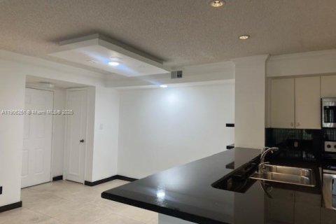 Condo in Hollywood, Florida, 2 bedrooms  № 1956896 - photo 25