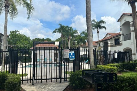 Condo in Hollywood, Florida, 2 bedrooms  № 1956896 - photo 16