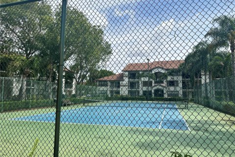 Condo in Hollywood, Florida, 2 bedrooms  № 1956896 - photo 14