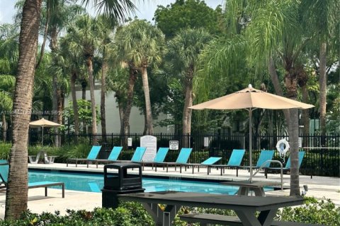 Condo in Hollywood, Florida, 2 bedrooms  № 1956896 - photo 6