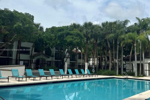 Condo in Hollywood, Florida, 2 bedrooms  № 1956896 - photo 1