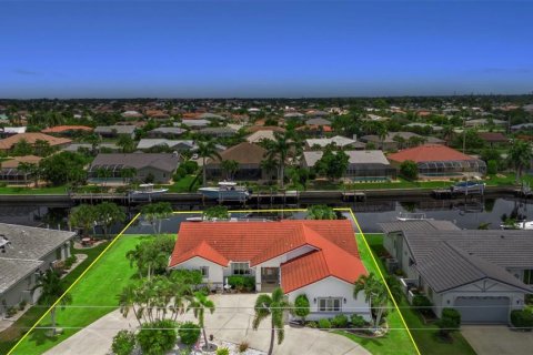 House in Punta Gorda, Florida 3 bedrooms, 184.23 sq.m. № 1538423 - photo 2