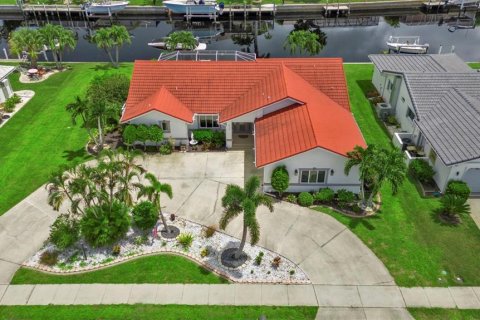 House in Punta Gorda, Florida 3 bedrooms, 184.23 sq.m. № 1538423 - photo 1