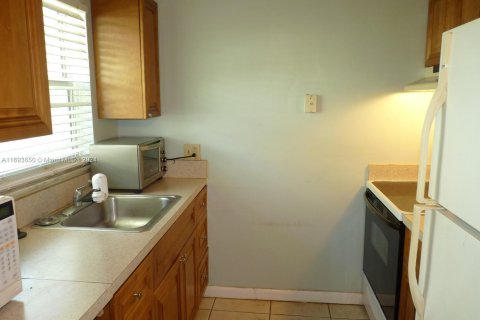 Condo in Lake Worth, Florida, 2 bedrooms  № 1868016 - photo 6