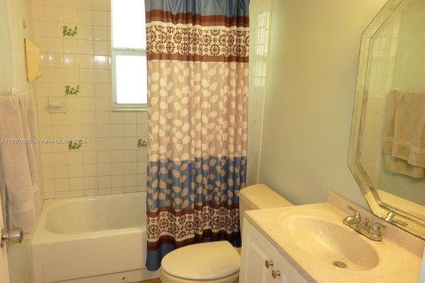 Condo in Lake Worth, Florida, 2 bedrooms  № 1868016 - photo 9