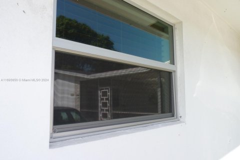 Condo in Lake Worth, Florida, 2 bedrooms  № 1868016 - photo 12