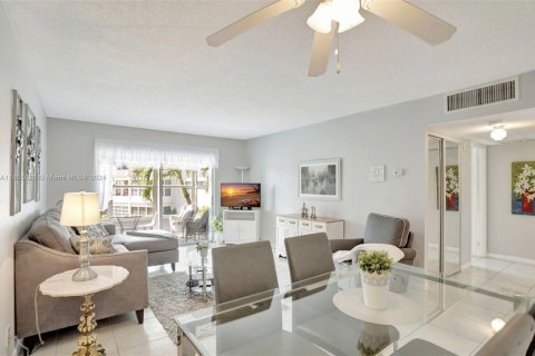 Condominio en venta en Lauderdale Lakes, Florida, 2 dormitorios, 87.7 m2 № 1864719 - foto 2