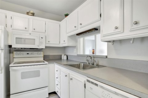 Condominio en venta en Lauderdale Lakes, Florida, 2 dormitorios, 87.7 m2 № 1864719 - foto 12