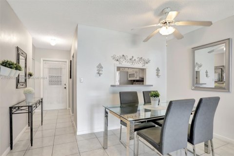 Condominio en venta en Lauderdale Lakes, Florida, 2 dormitorios, 87.7 m2 № 1864719 - foto 11