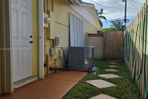Immobilier commercial à louer à Miami, Floride: 1 chambre, 18.58 m2 № 2192811 - photo 2