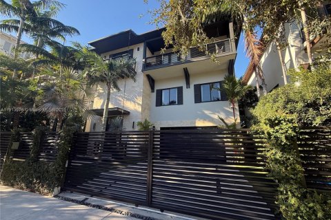 Villa ou maison à louer à Miami, Floride: 5 chambres, 447.6 m2 № 1971680 - photo 1