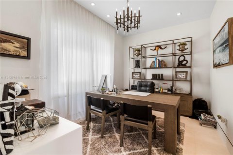 Villa ou maison à louer à Miami, Floride: 5 chambres, 447.6 m2 № 1971680 - photo 18