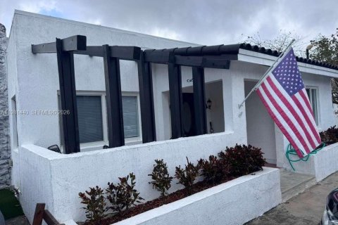 Снять в аренду виллу или дом в Майами, Флорида 3 спальни, 202.34м2, № 2080504 - фото 2