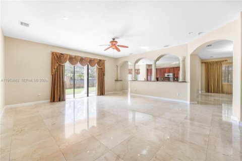 Villa ou maison à vendre à Cutler Bay, Floride: 5 chambres, 438.22 m2 № 2025402 - photo 21