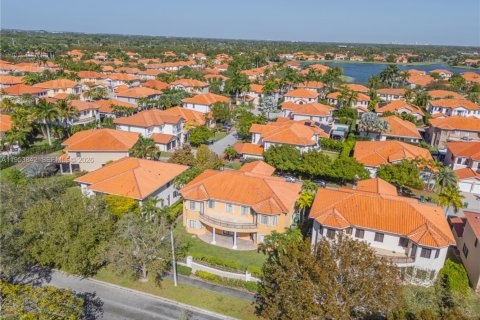 Villa ou maison à vendre à Cutler Bay, Floride: 5 chambres, 438.22 m2 № 2025402 - photo 4