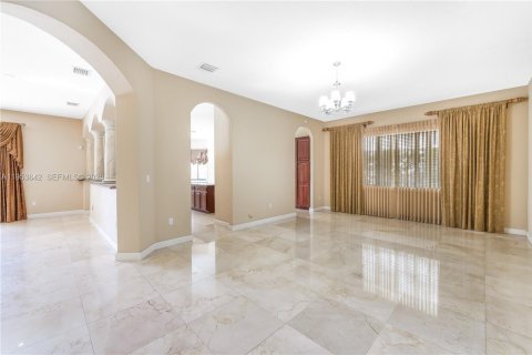 Villa ou maison à vendre à Cutler Bay, Floride: 5 chambres, 438.22 m2 № 2025402 - photo 15