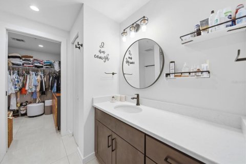 Condo in Saint Petersburg, Florida, 2 bedrooms  № 2094878 - photo 23