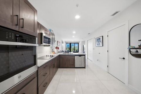 Condo in Saint Petersburg, Florida, 2 bedrooms  № 2094878 - photo 8