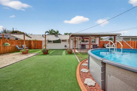 Villa ou maison à Hollywood, Floride 3 chambres, 85.47 m2 № 2049613