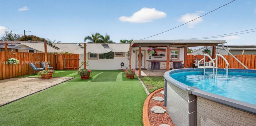 Villa ou maison à Hollywood, Floride 3 chambres, 85.47 m2 № 2049613